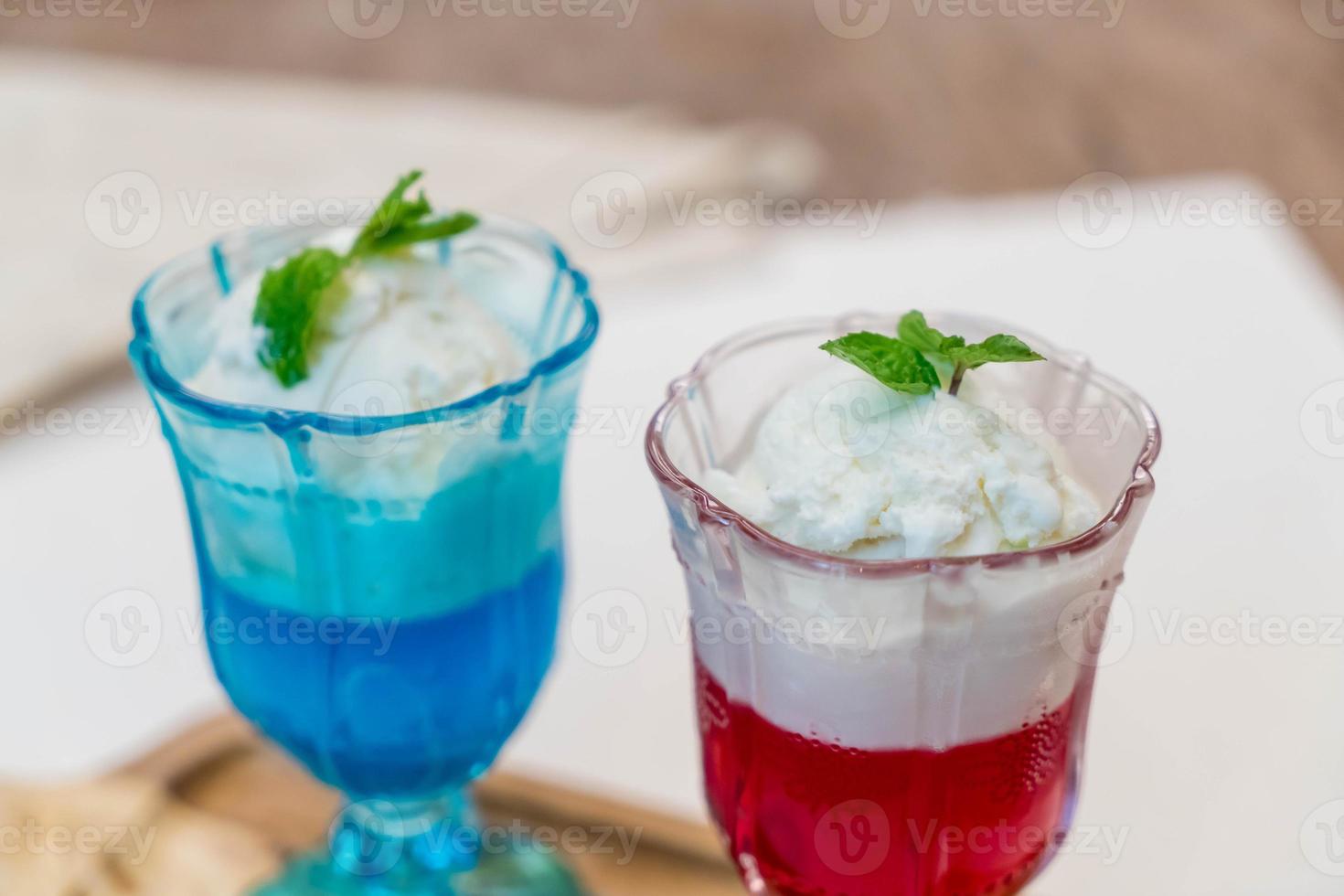 bicchiere di gelato al cocco con gelatina foto