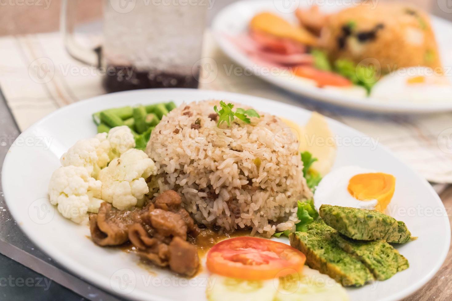 riso saltato con salsa di pasta di gamberi e carne di maiale tritata foto