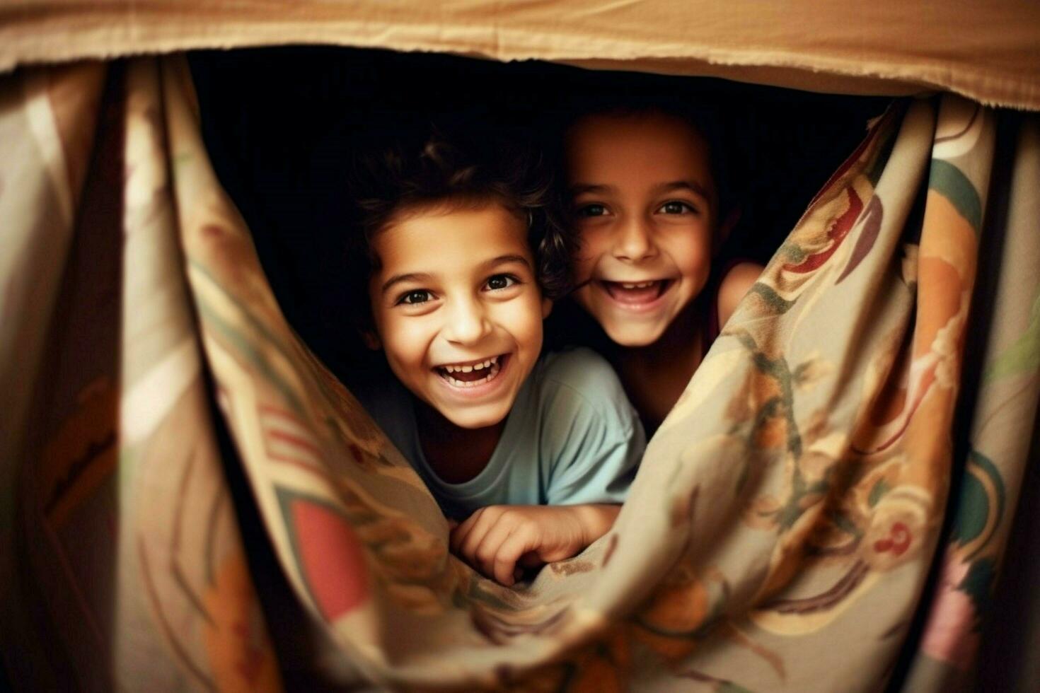 bambini ridendo mentre giocando nascondere e cercare foto