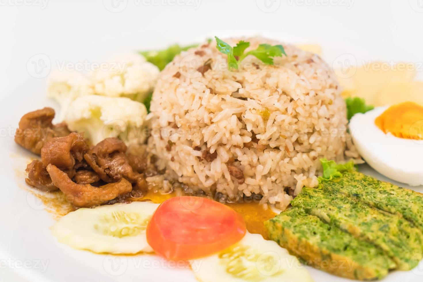 riso saltato con salsa di pasta di gamberi e carne di maiale tritata foto