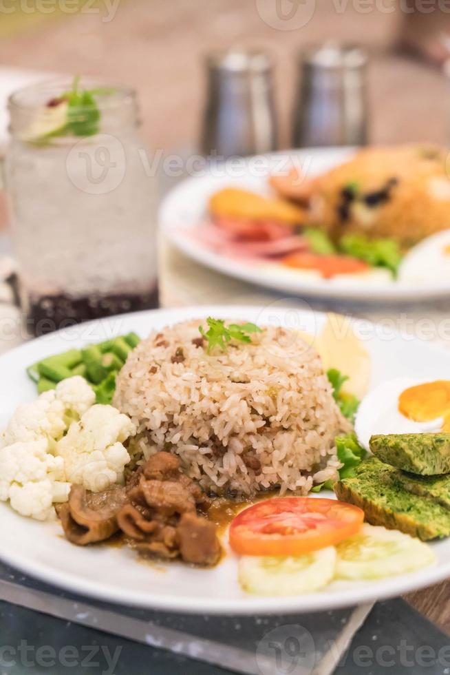 riso saltato con salsa di pasta di gamberi e carne di maiale tritata foto