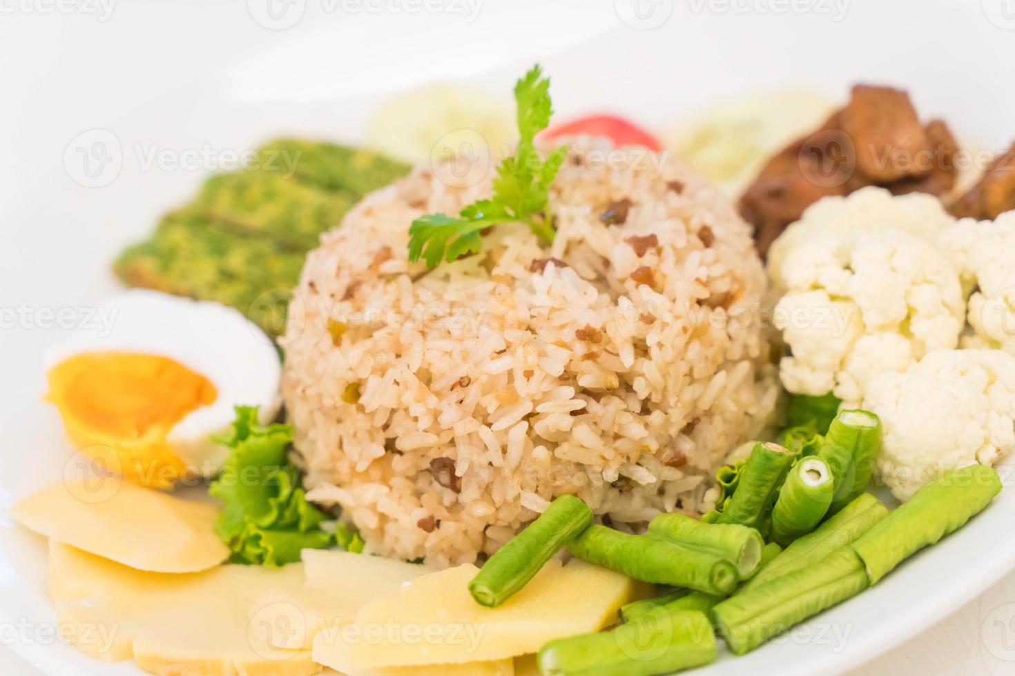 riso saltato con salsa di pasta di gamberi e carne di maiale tritata foto