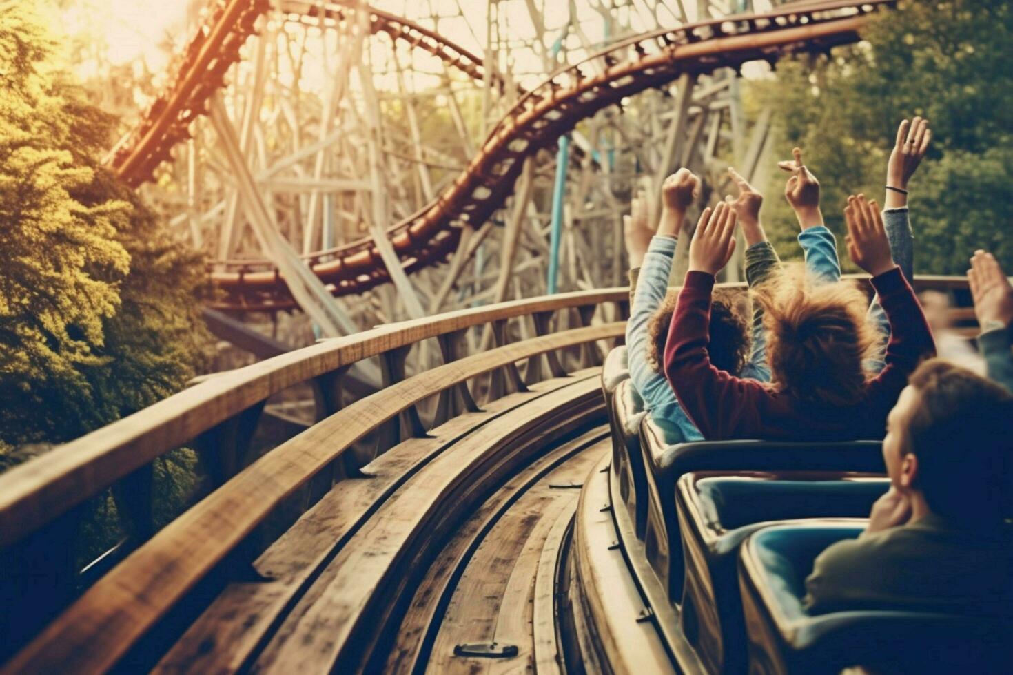 bambini godendo rullo sottobicchieri a un divertimento parco foto