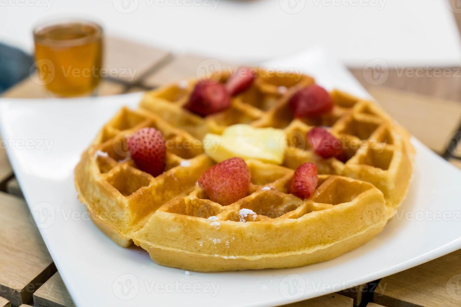 waffle al burro con miele e fragole - dessert foto