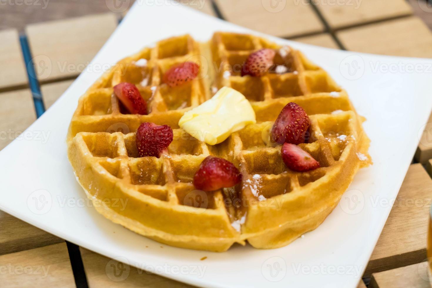 waffle al burro con miele e fragole - dessert foto