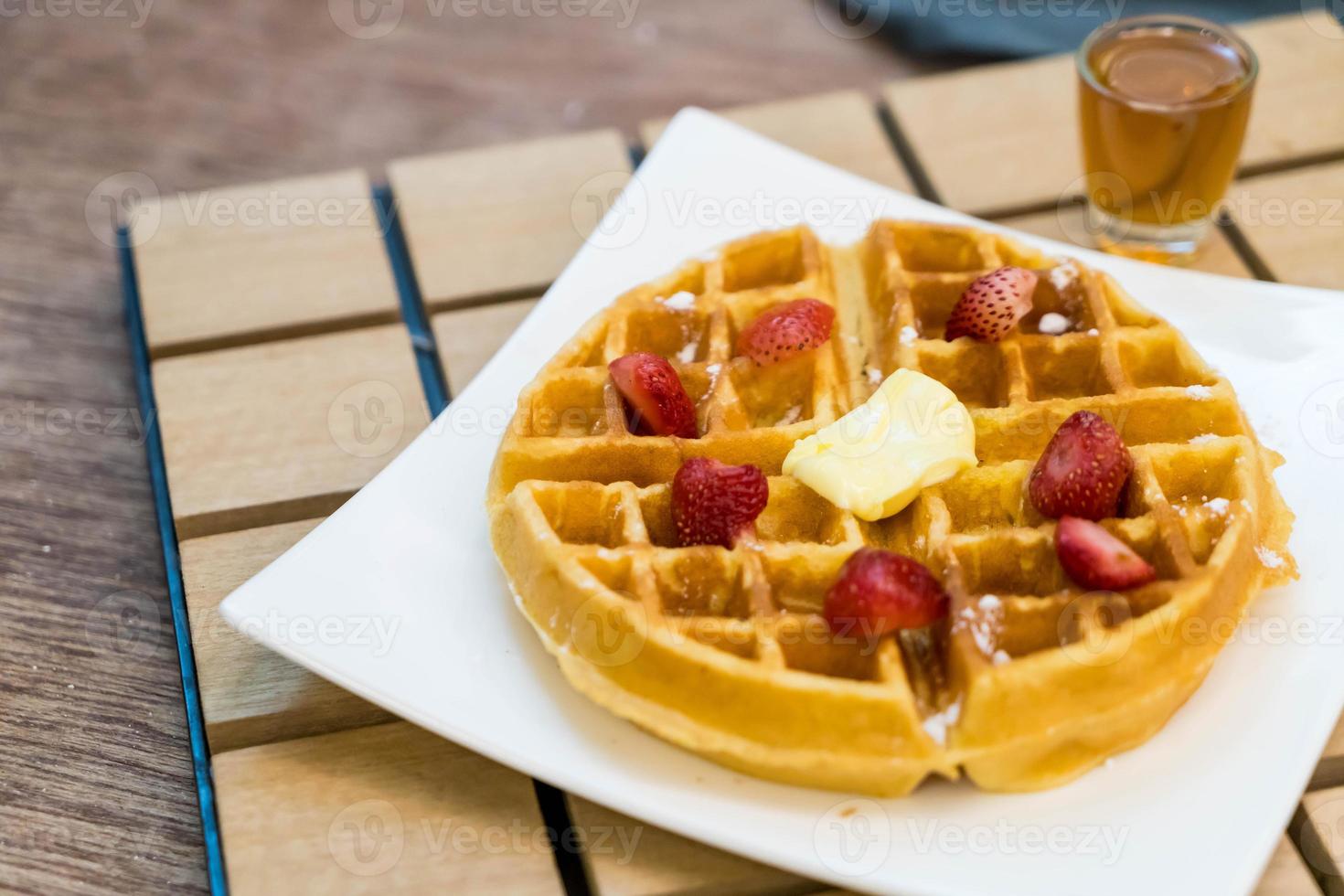 waffle al burro con miele e fragole - dessert foto