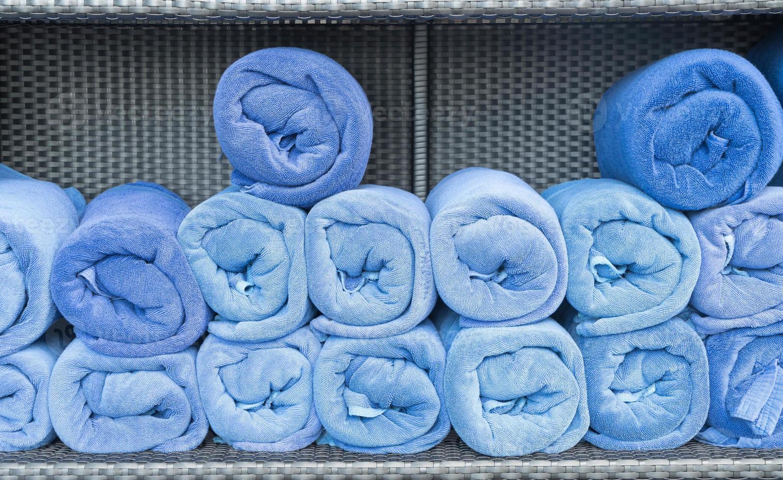 pila di rotoli di asciugamani blu sullo scaffale foto