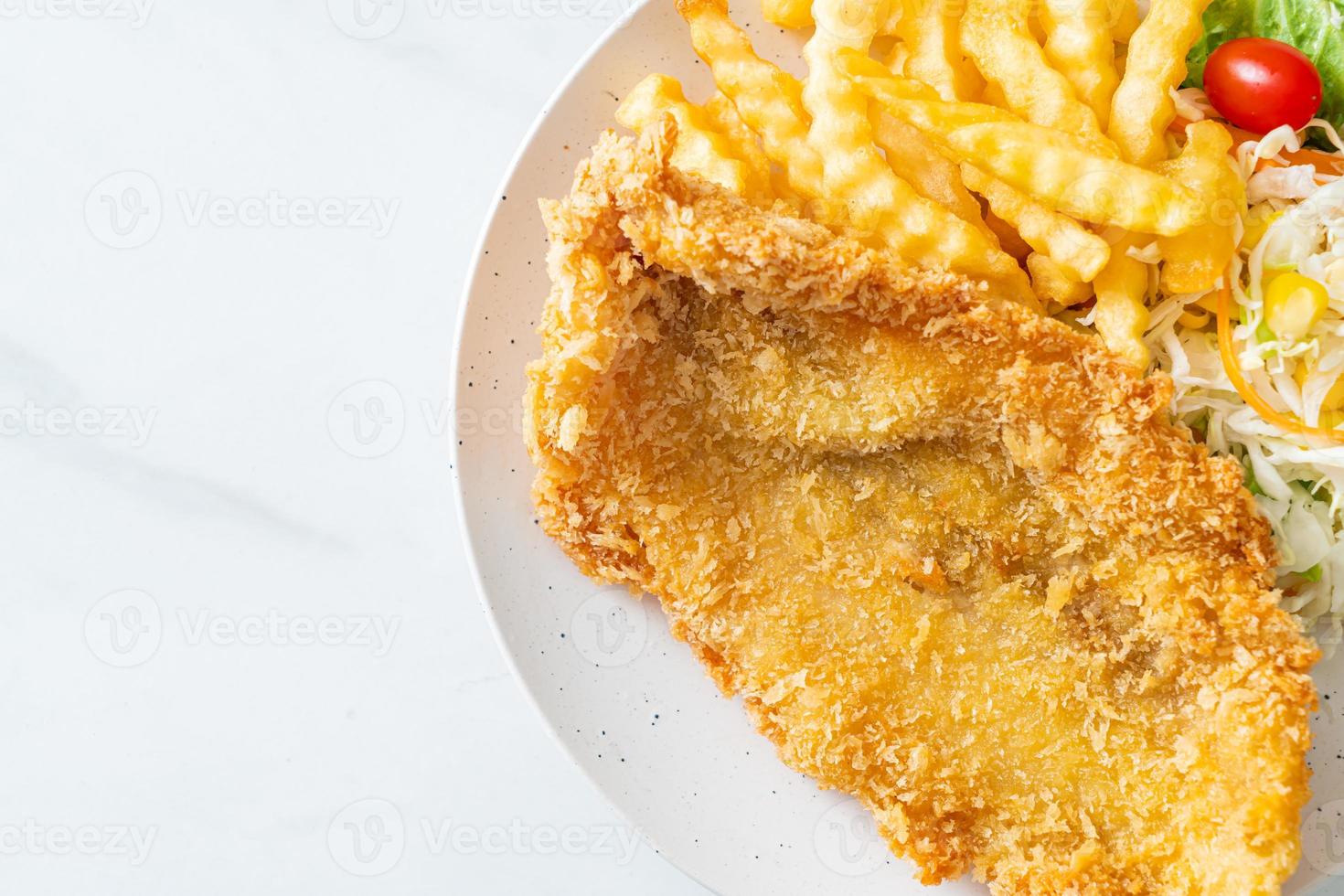 filetto di pesce fritto e chips di patate con mini insalata foto