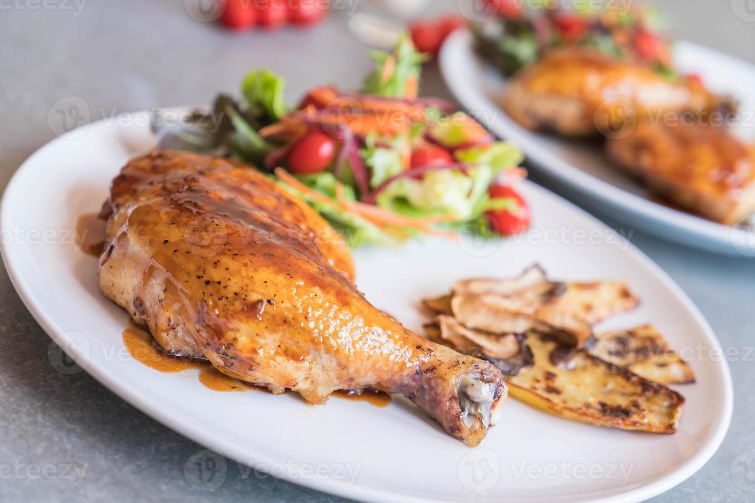 bistecca di pollo alla griglia con salsa teriyaki sul tavolo da pranzo foto