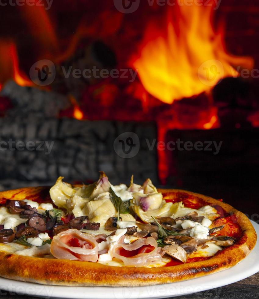 pizza cotta nel forno a legna foto