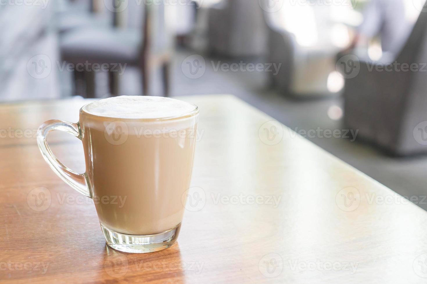 tazza di caffè latte caldo nella caffetteria foto