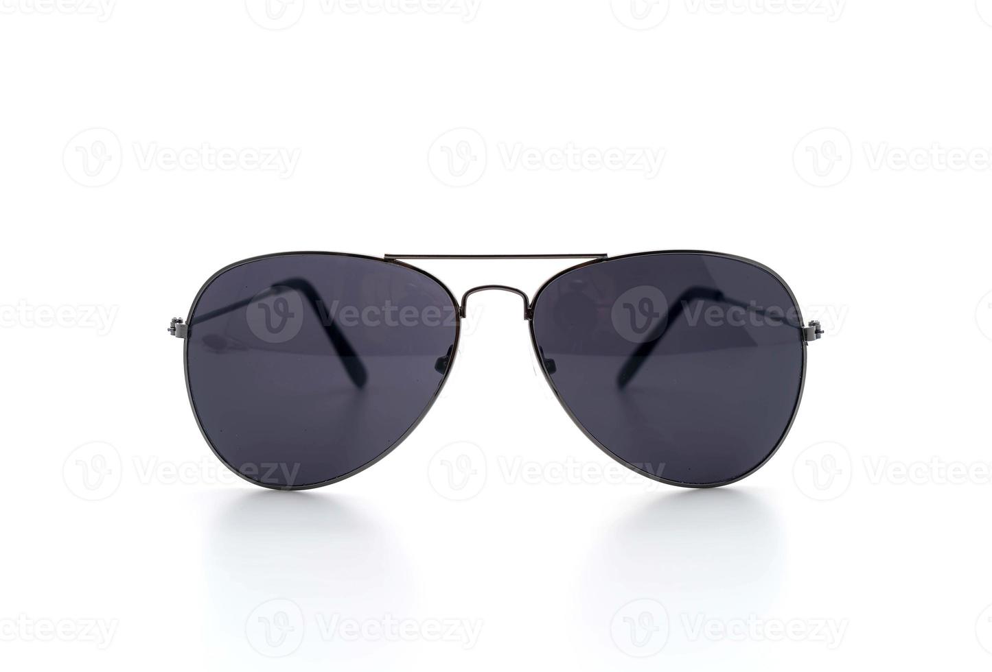 bellissimi occhiali da sole su sfondo bianco foto