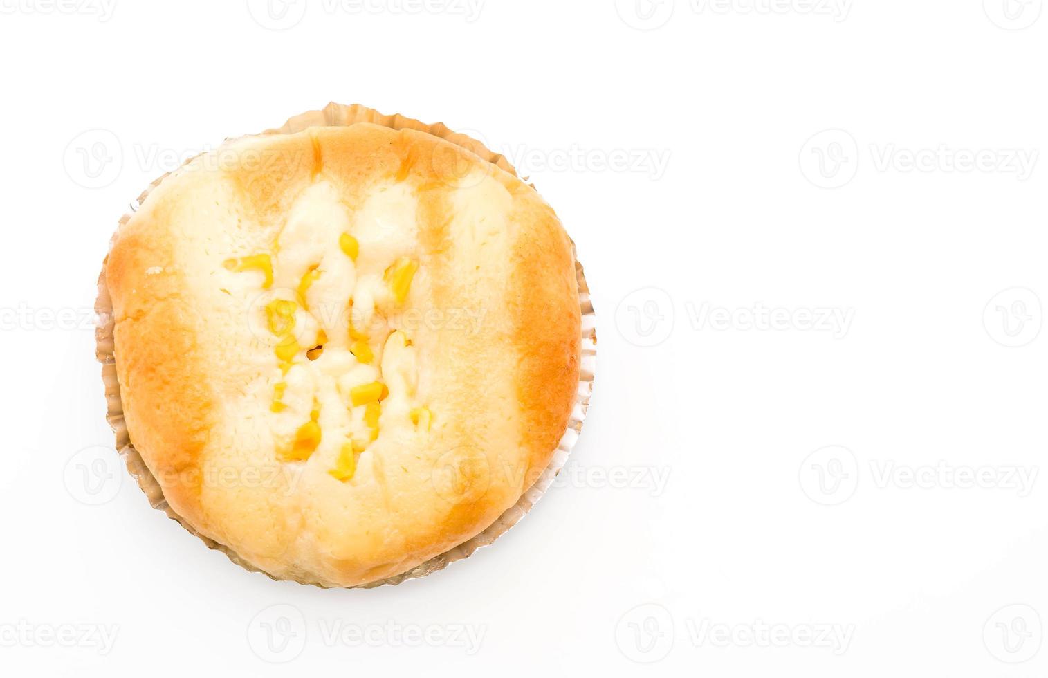 pane con mais e maionese su sfondo bianco foto