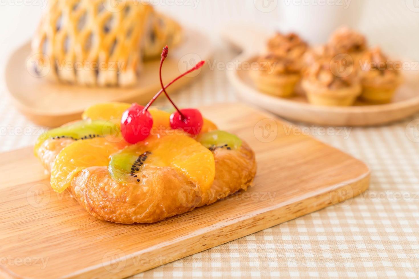 frutta mista danese con marmellata in tavola foto