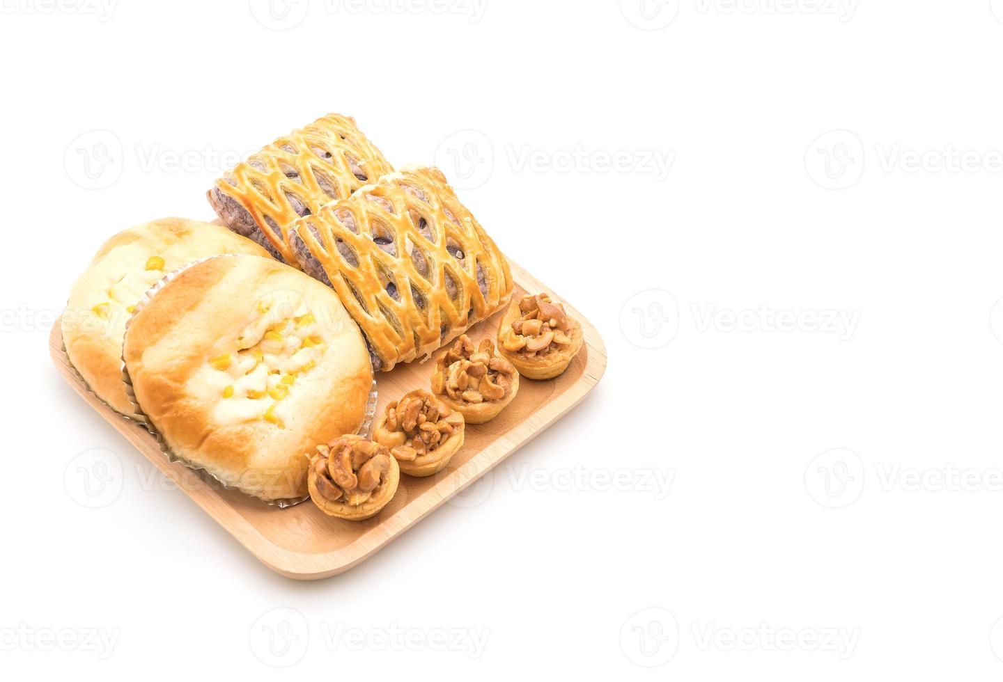 torta al caramello, pane con maionese di mais e torte di taro su sfondo bianco foto