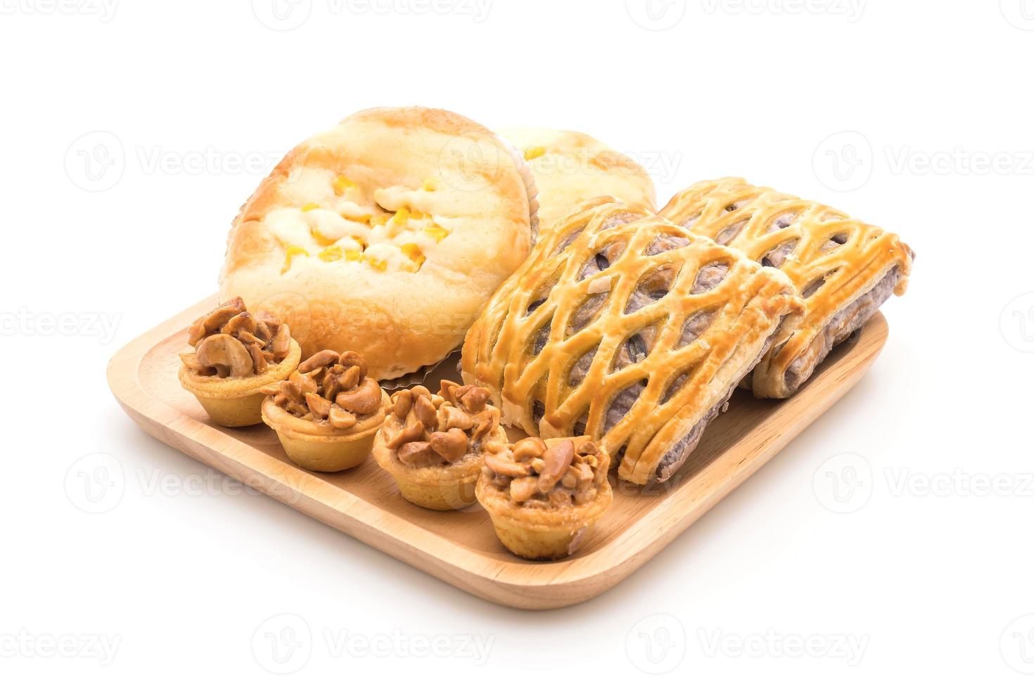 torta al caramello, pane con maionese di mais e torte di taro su sfondo bianco foto