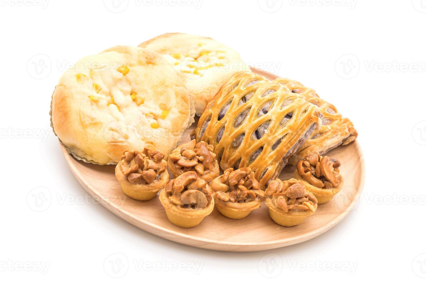 torta al caramello, pane con maionese di mais e torte di taro su sfondo bianco foto