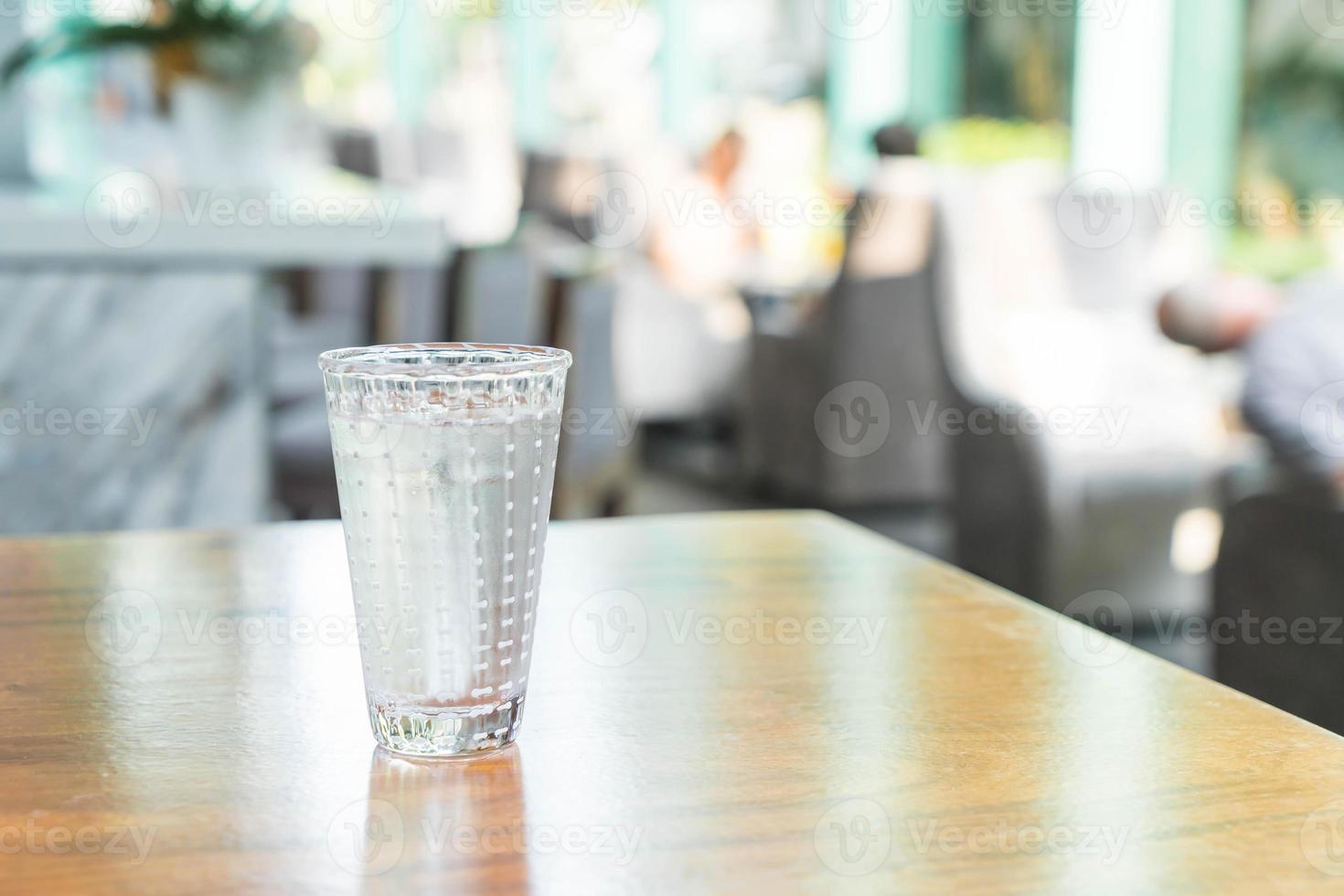 bicchiere d'acqua sul tavolo foto