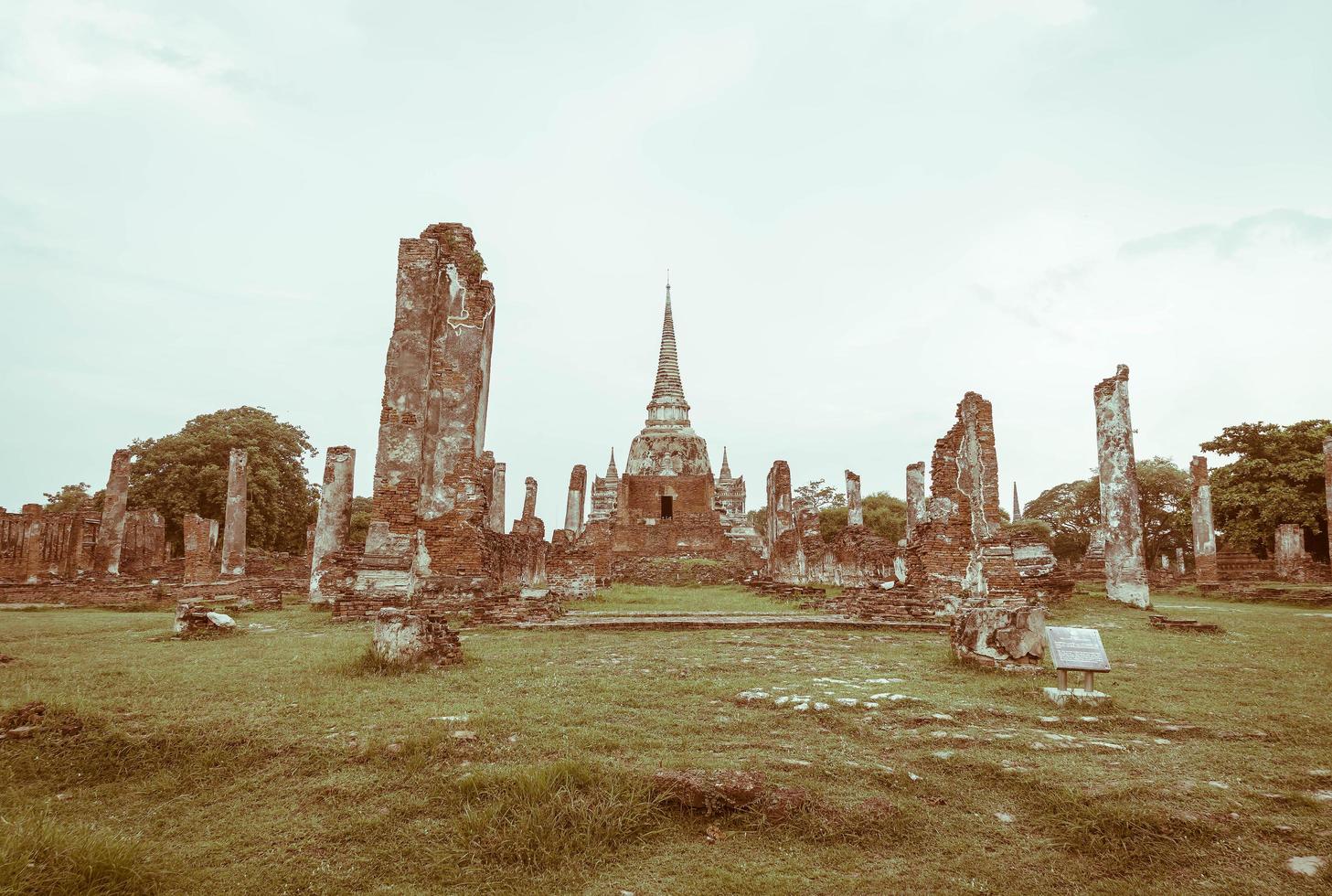 bella vecchia architettura storica di ayutthaya in thailandia - effetto vintage foto