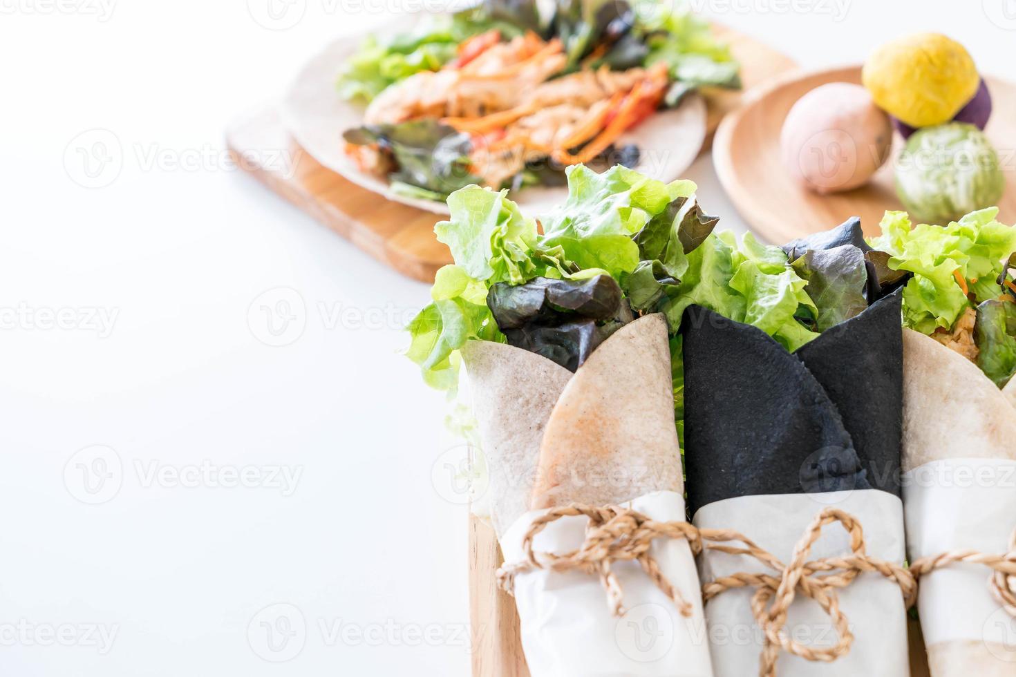 avvolgere il rotolo di insalata sul tavolo foto