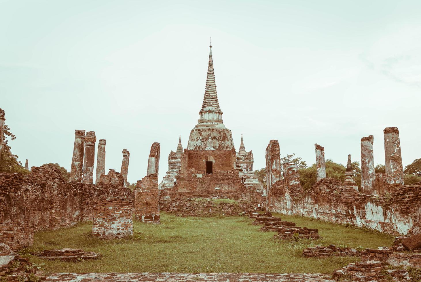 bella vecchia architettura storica di ayutthaya in thailandia - effetto vintage foto