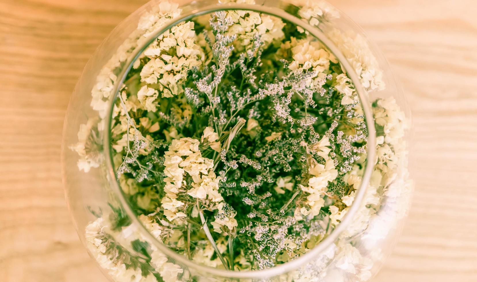 decoro fiore in vetro su tavola - filtro effetto vintage foto