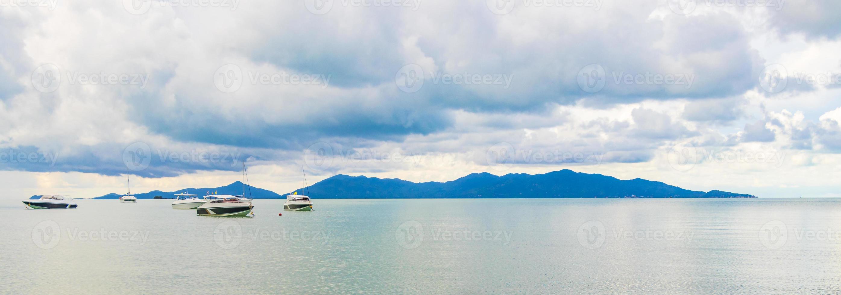 panorama della spiaggia di bophut con barche su koh samui thailandia. foto