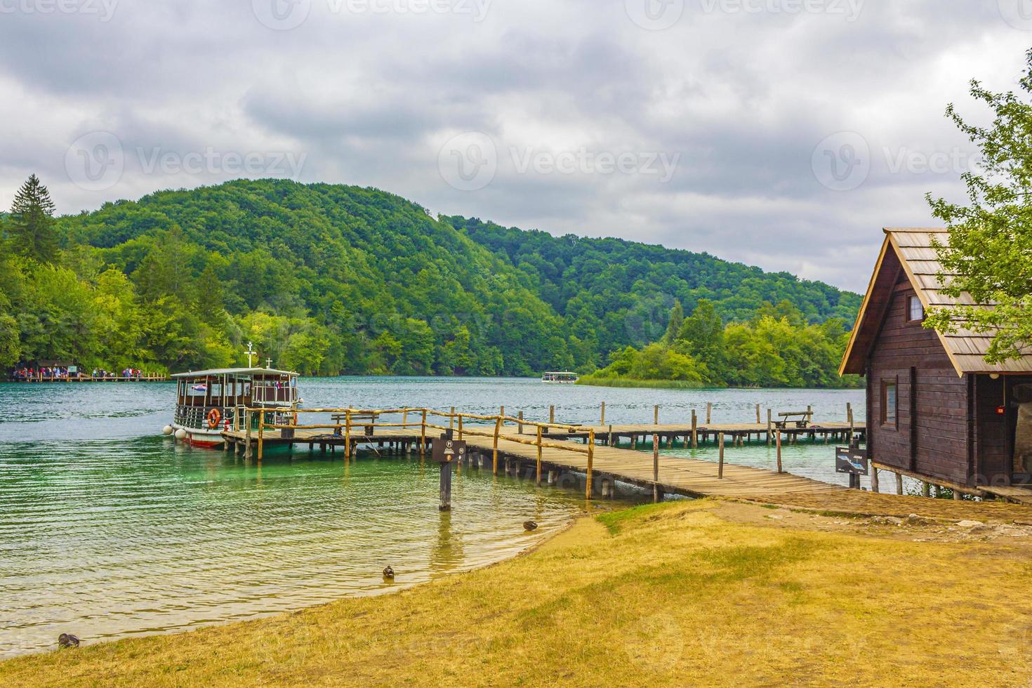 giro in barca elettrica attraverso il lago kocjak parco nazionale dei laghi di Plitvice. foto