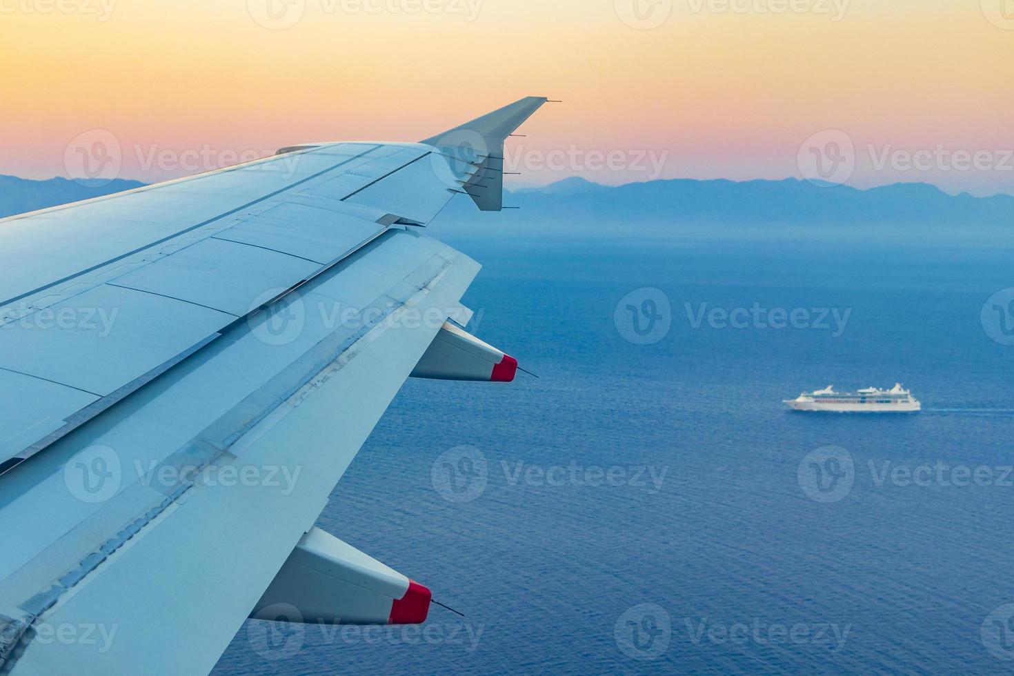 volo su rodi in grecia durante un tramonto colorato. foto