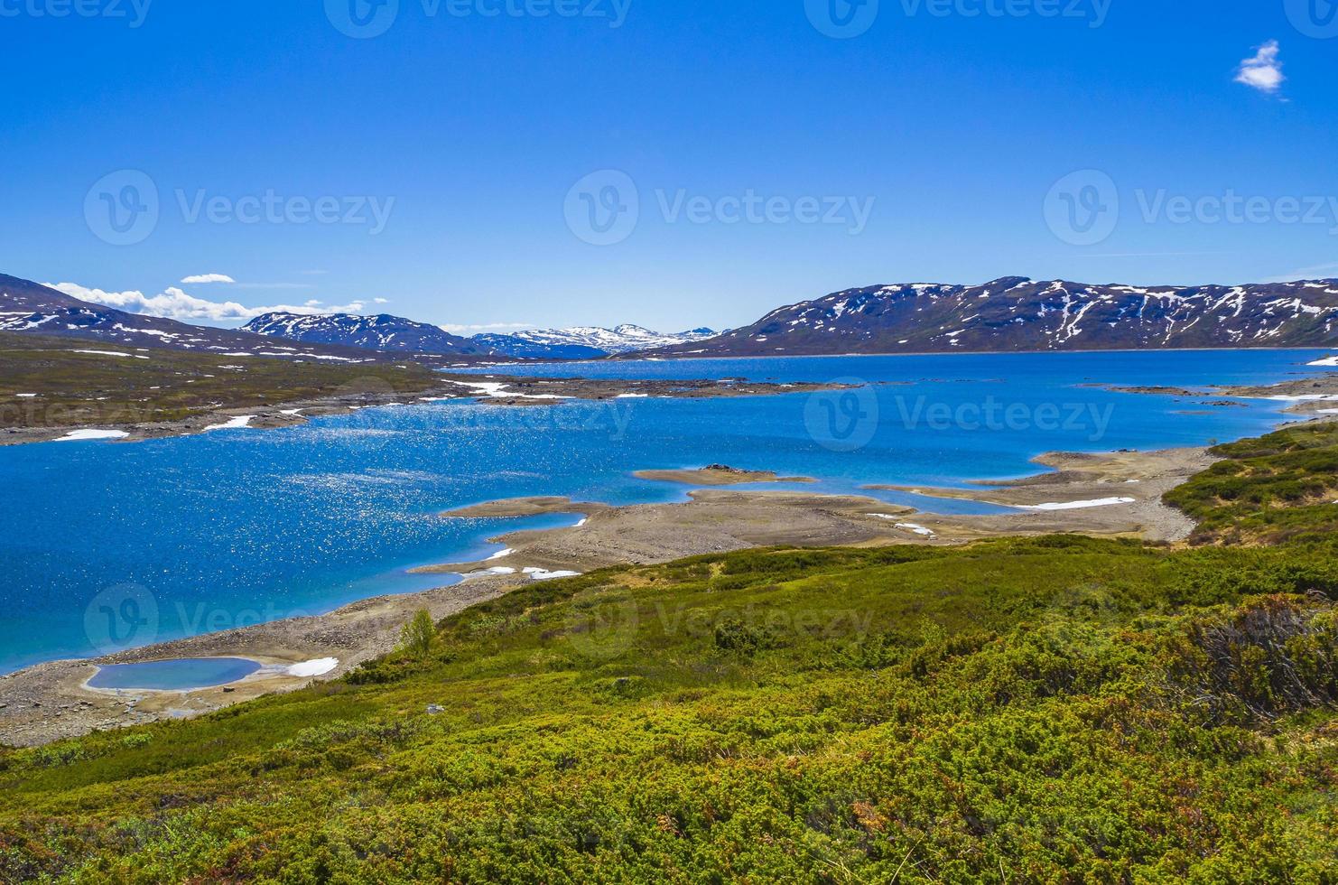 vavatn lago panorama paesaggio massi montagne hemsedal norvegia. foto