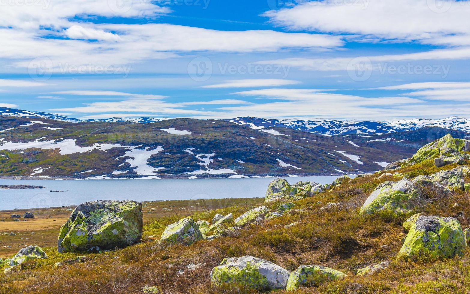 vavatn lago panorama paesaggio massi montagne hemsedal norvegia. foto