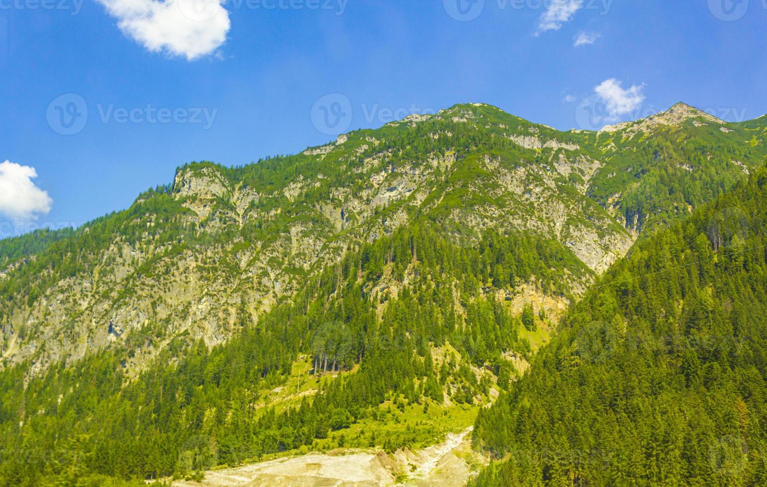 meravigliosa montagna boscosa e panorama alpino in carinzia austria. foto