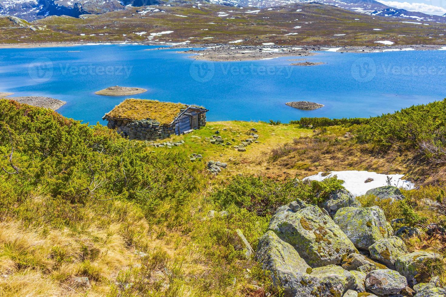 vavatn lago panorama paesaggio capanne montagne innevate hemsedal norvegia. foto