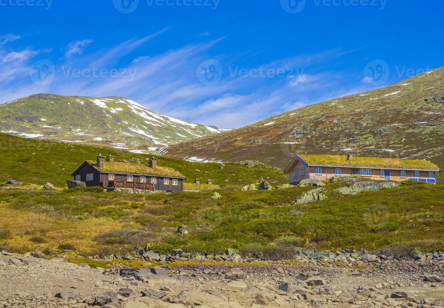 vavatn lago panorama paesaggio capanne montagne innevate hemsedal norvegia. foto