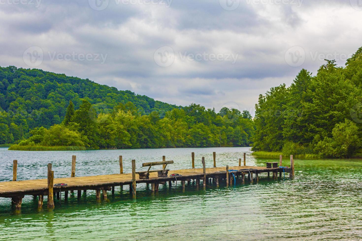 il parco nazionale dei laghi di plitvice paesaggio acqua turchese in croazia. foto