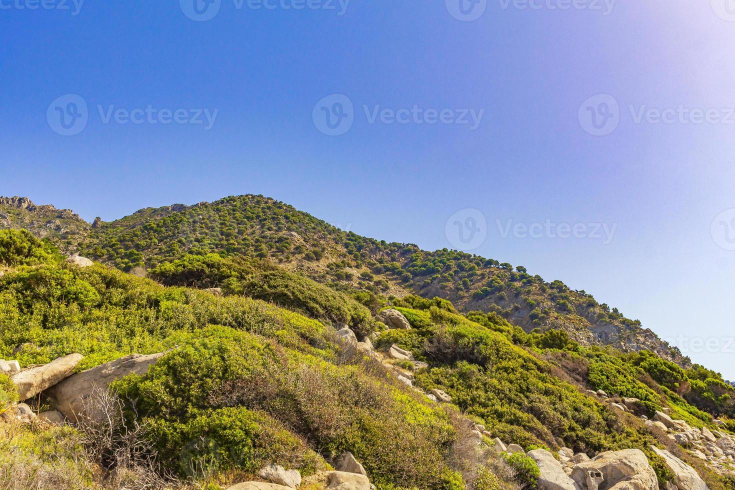 paesaggi costieri naturali isola di kos grecia montagne scogliere rocce. foto