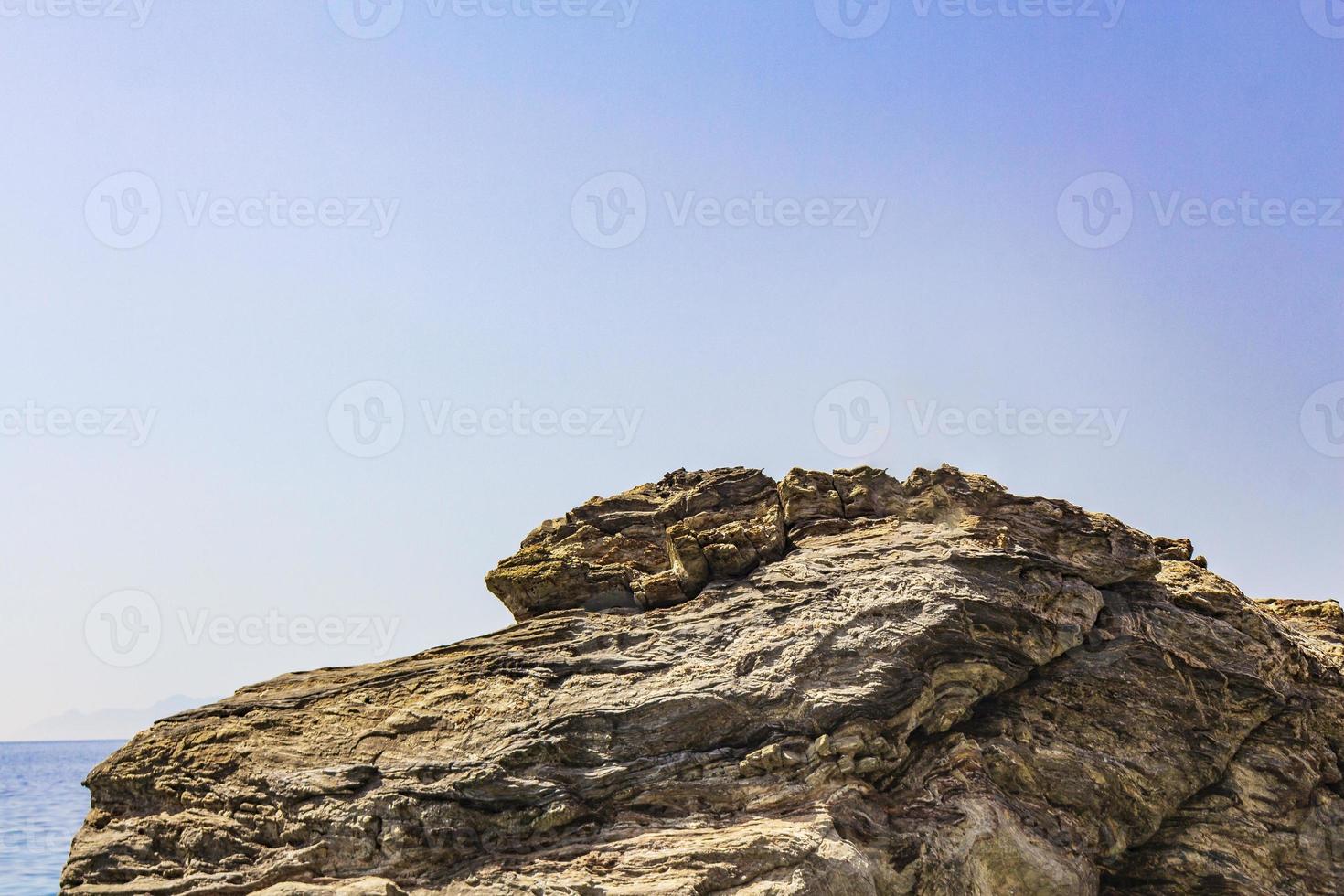 grande roccia nei paesaggi costieri naturali sull'isola di kos in grecia. foto