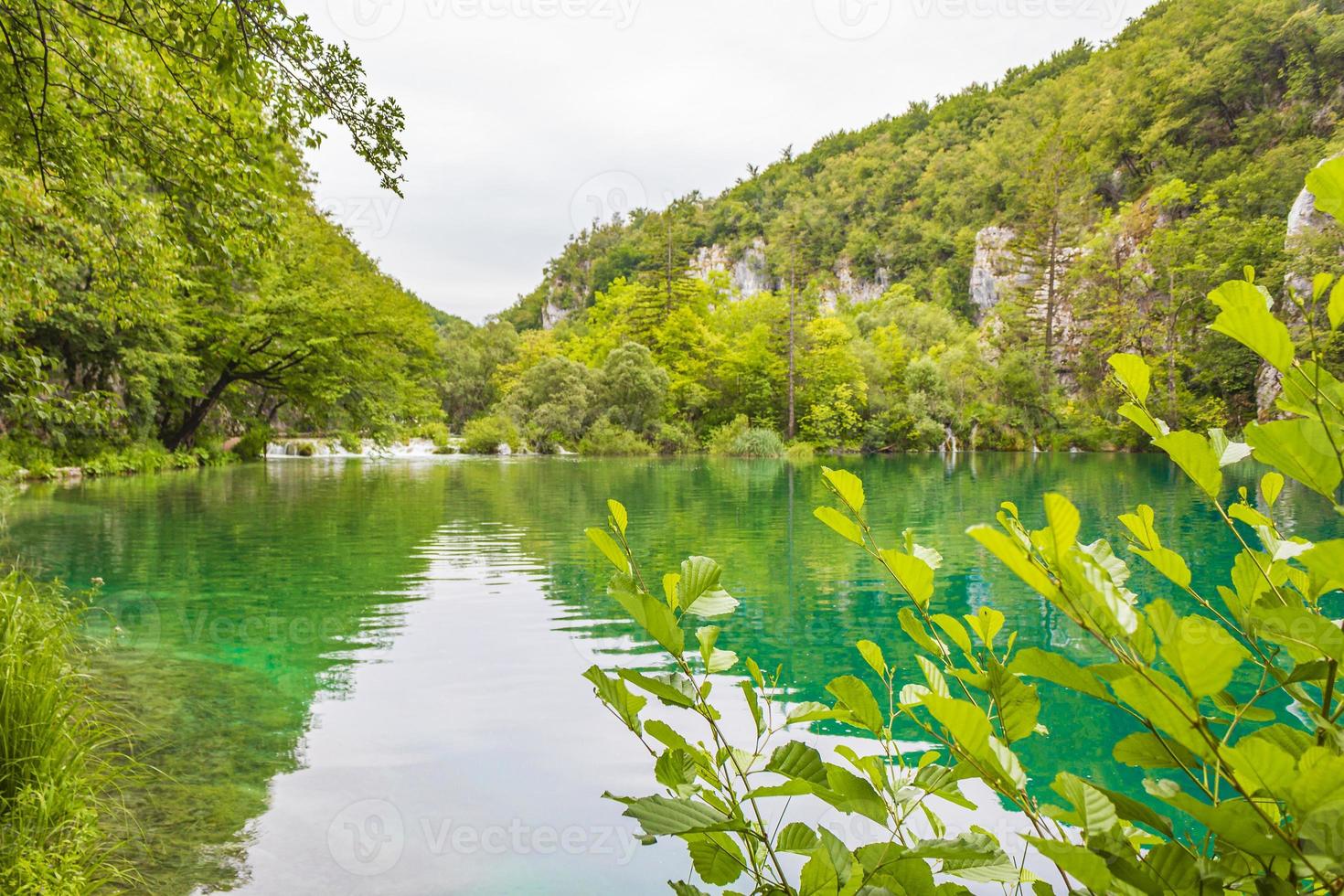 il parco nazionale dei laghi di plitvice paesaggio acqua turchese in croazia. foto