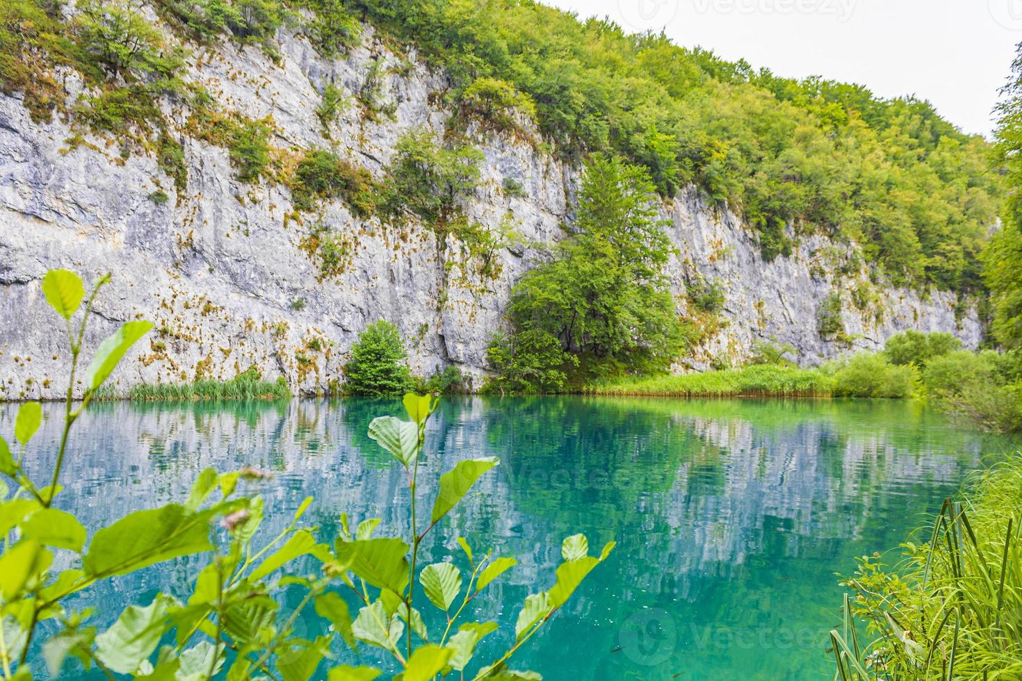 il parco nazionale dei laghi di plitvice paesaggio acqua turchese in croazia. foto