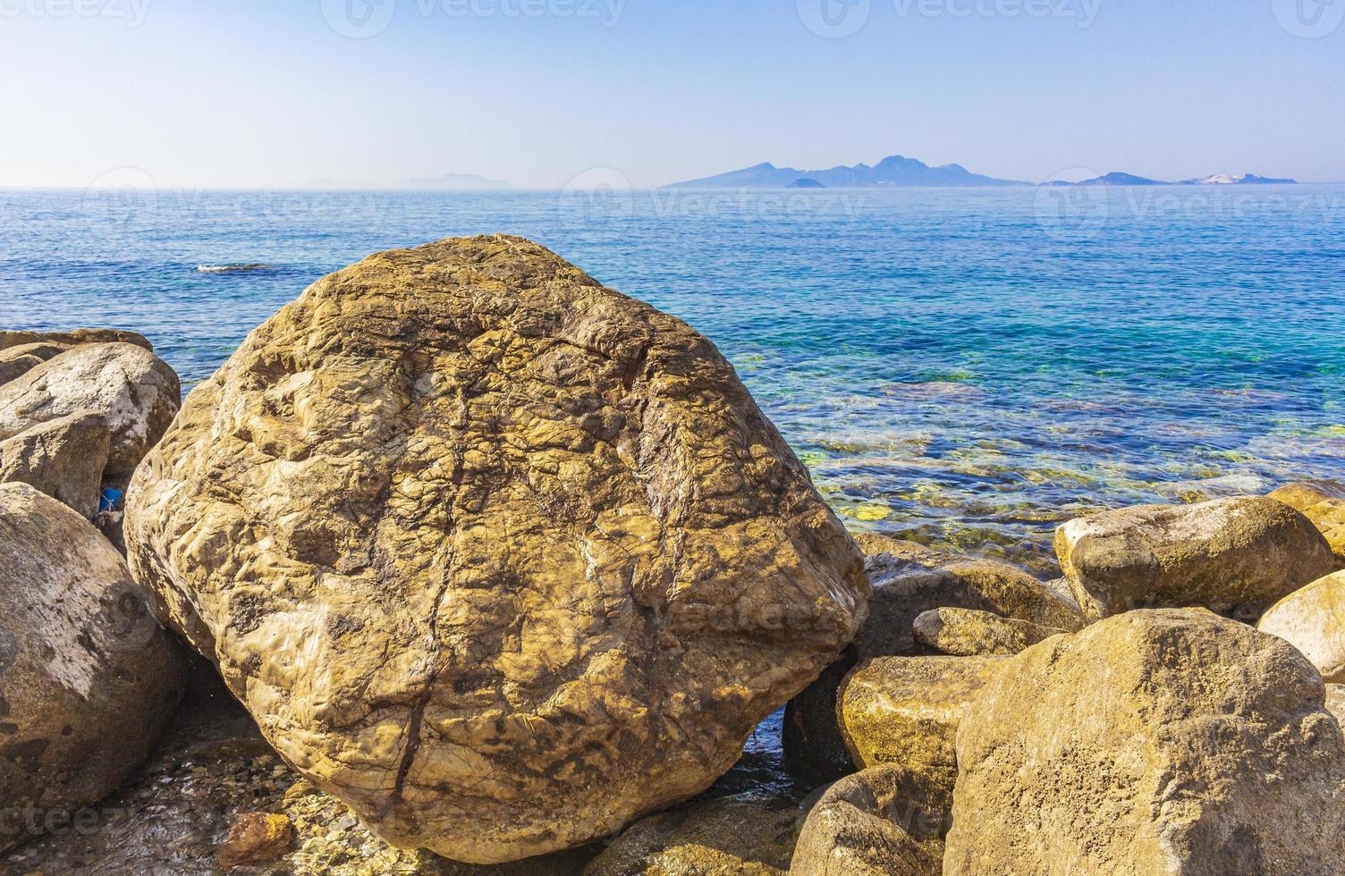 grande roccia nei paesaggi costieri naturali sull'isola di kos in grecia. foto