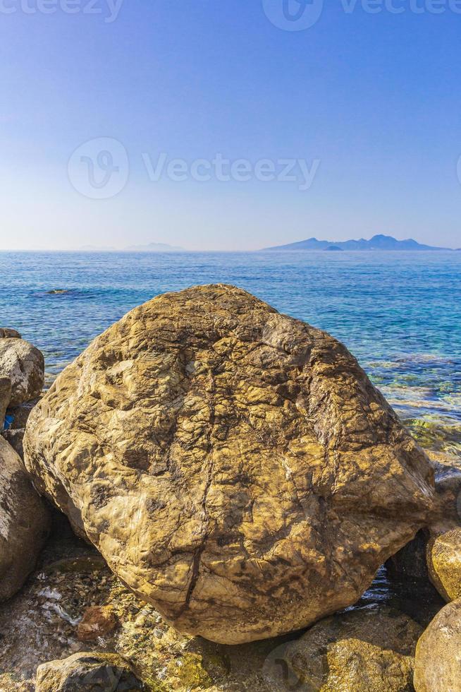 grande roccia nei paesaggi costieri naturali sull'isola di kos in grecia. foto