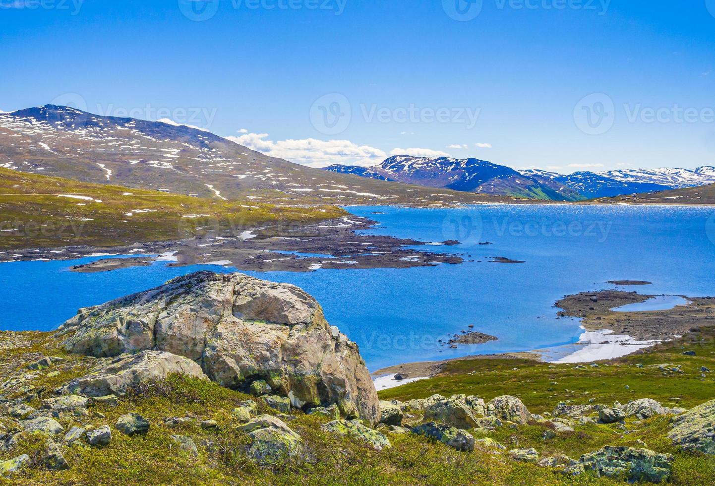 vavatn lago panorama paesaggio massi montagne hemsedal norvegia. foto