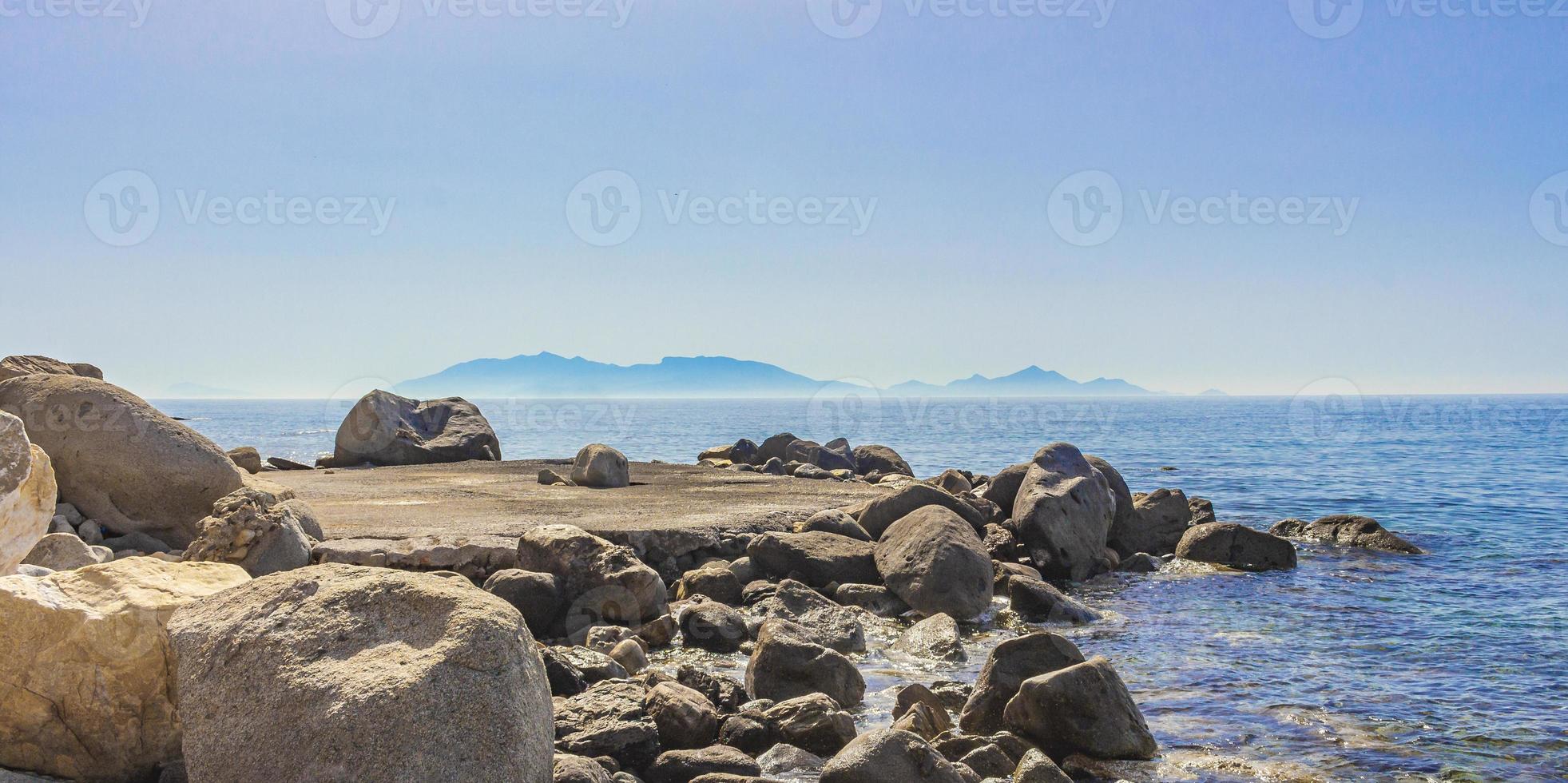 paesaggi naturali sull'isola di kos grecia montagne scogliere rocce. foto