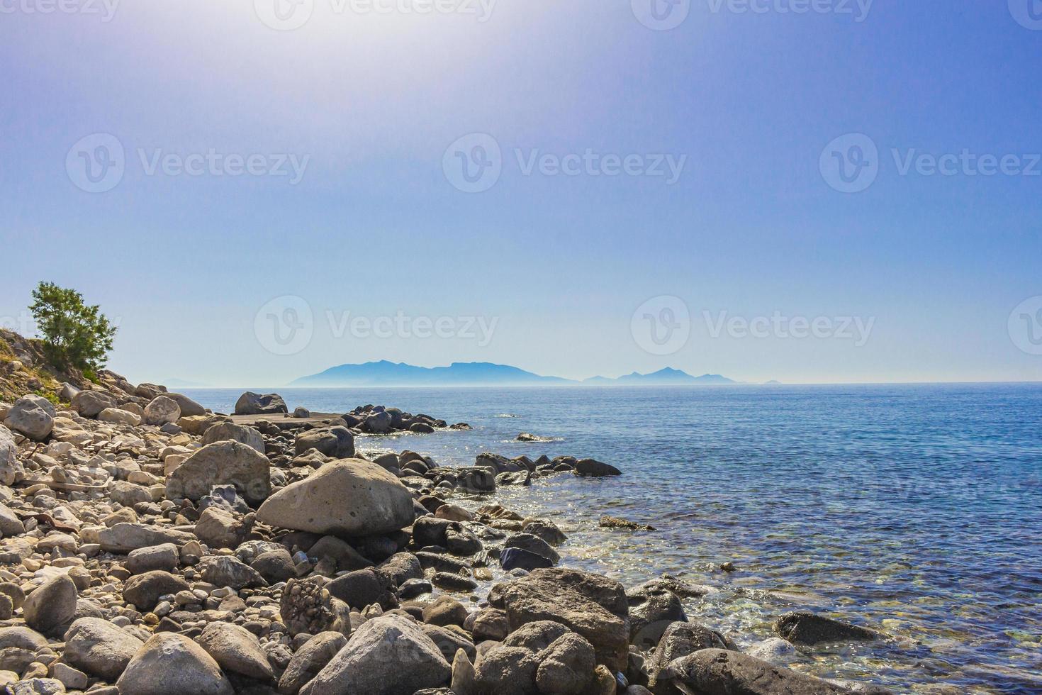 paesaggi naturali sull'isola di kos grecia montagne scogliere rocce. foto