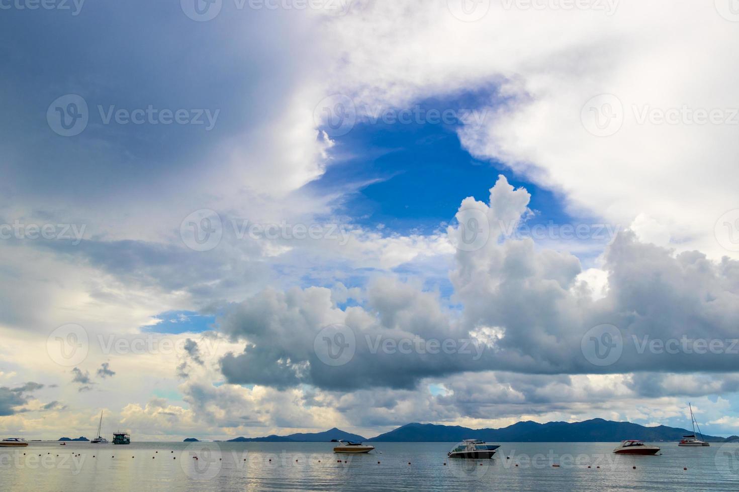 spiaggia di bophut con barche su koh samui in thailandia. foto