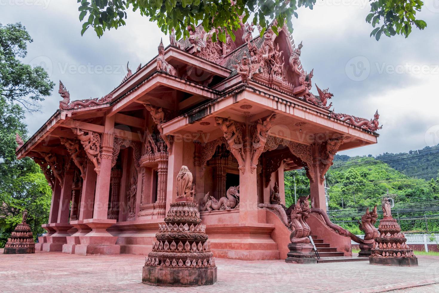 wat sila ngu il tempio rosso ratchathammaram koh samui, thailandia. foto