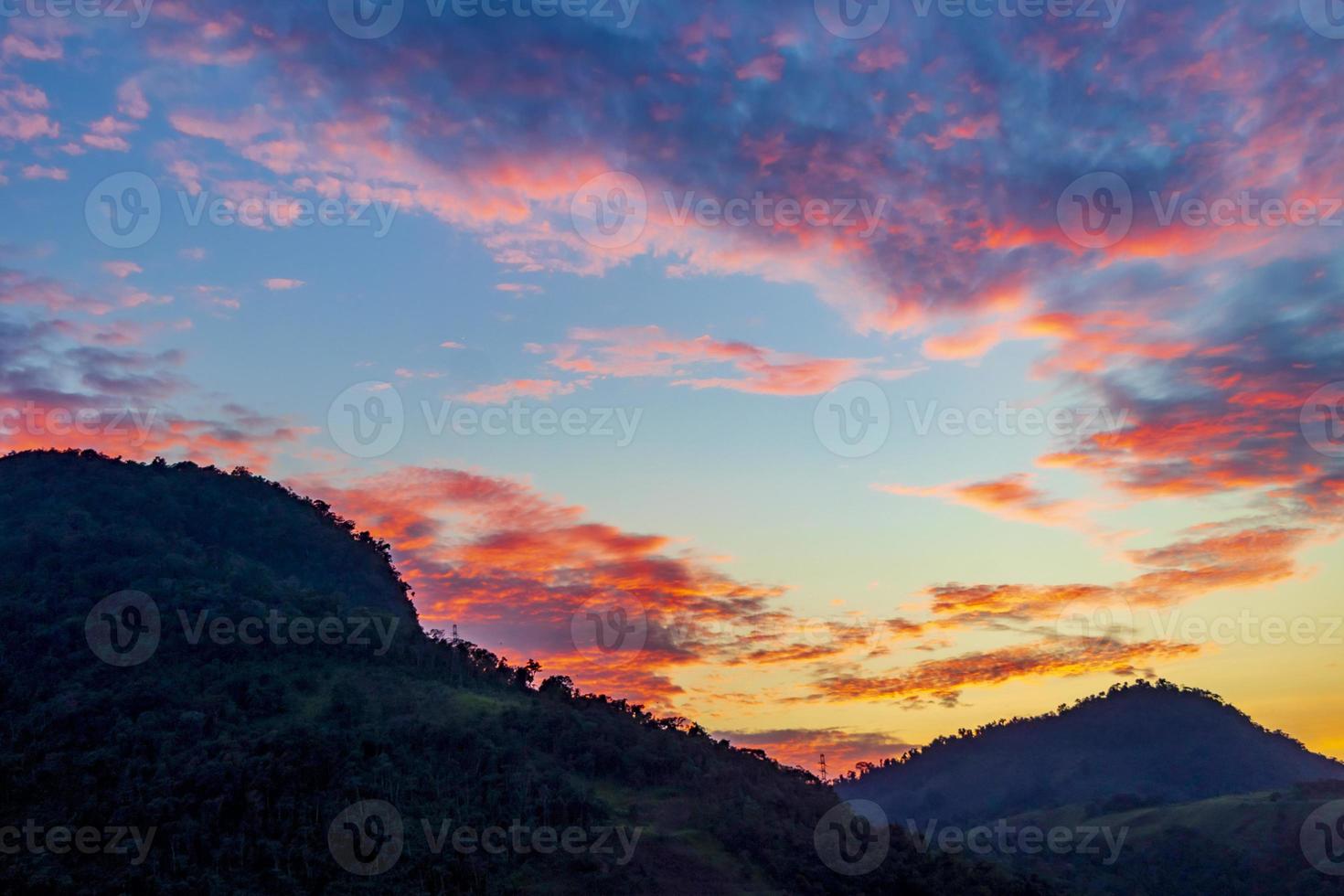 bellissima alba colorata sulle montagne angra dos reis brasile. foto