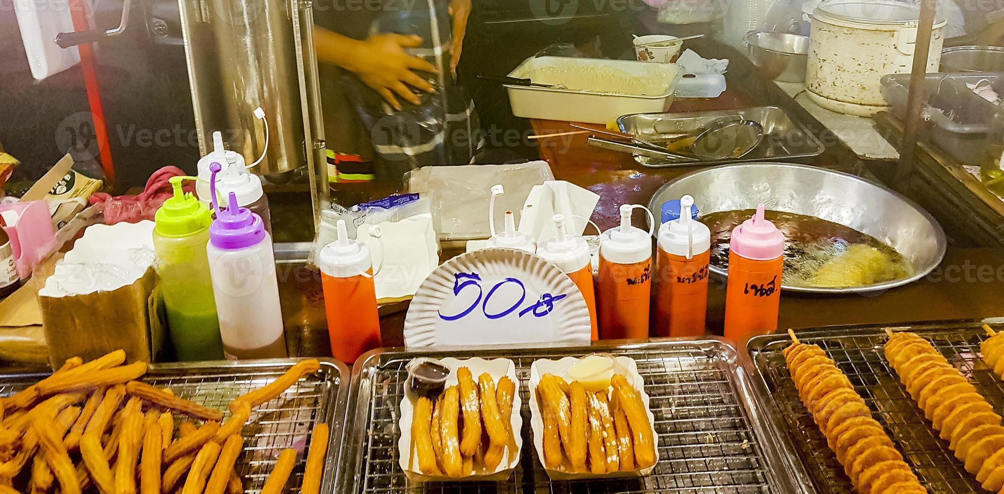 cibo tailandese locale al mercato notturno nel villaggio di pescatori, koh samui, thailandia, 2018 foto