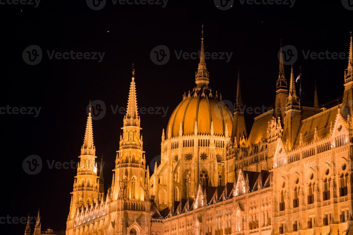 il parlamento ungherese di notte, budapest, ungheria foto