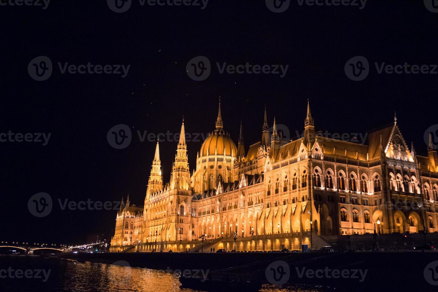 il parlamento ungherese di notte, budapest, ungheria foto